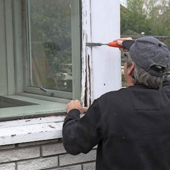 Renovera fönster röta: Gör plats så att du kan komma ända in till den ruttna delen av karmen Renovera fönster röta: Gör plats så att du kan komma ända in till den ruttna delen av karmen